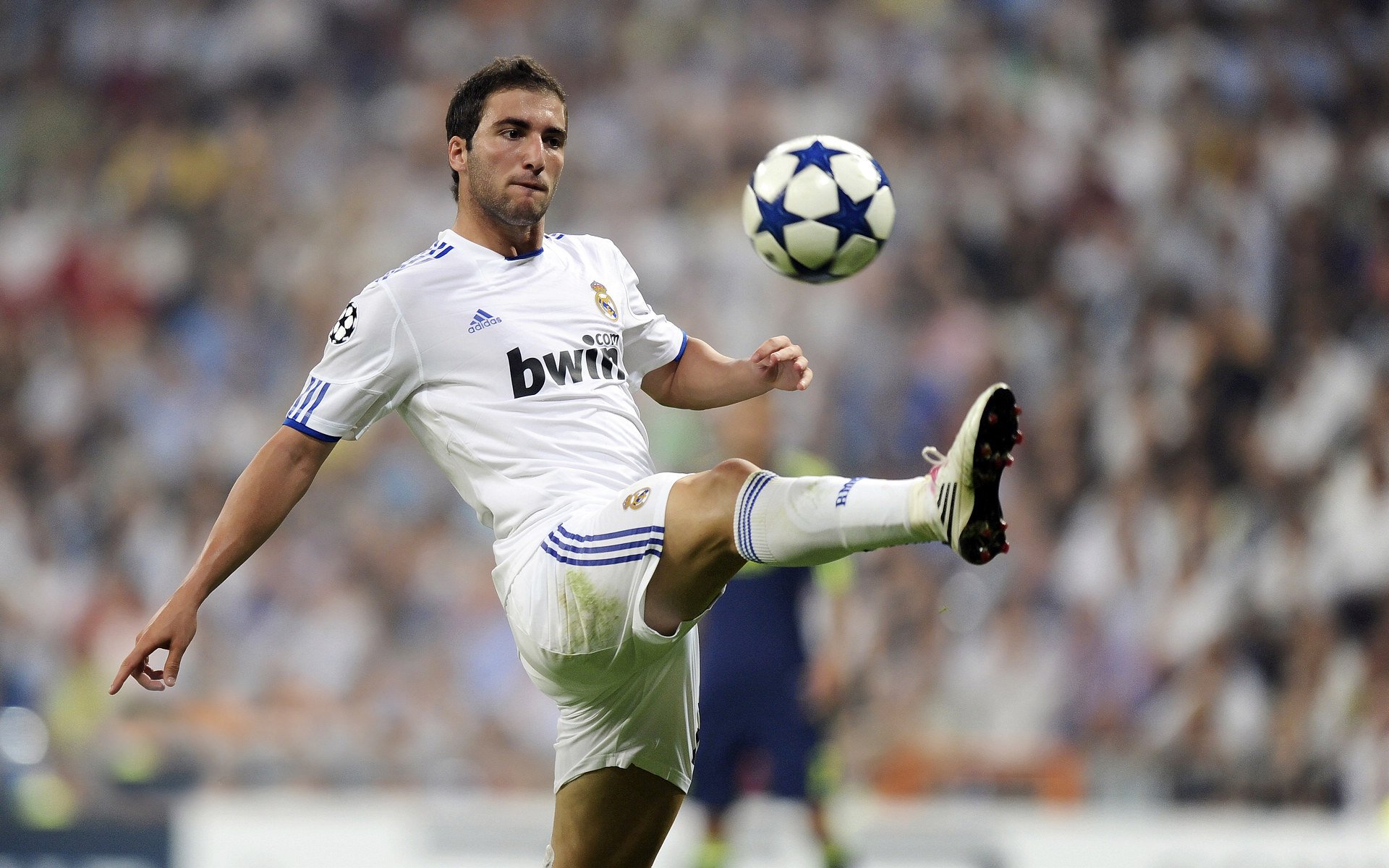 开云体育足球-球队前锋组合失联是否意味着进攻战术应重新设计，前锋足球队员